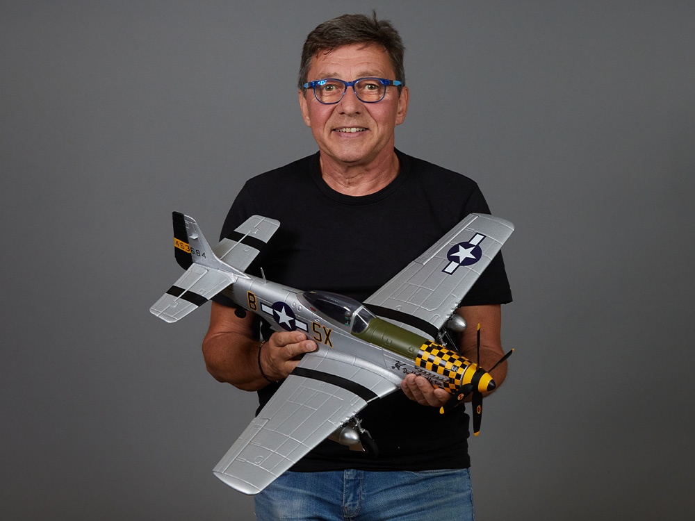 DERBEE P-51D Mustang Warbird PNP gelb - 75cm 